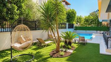 Deluxe-Apartment, Poolblick | Pool | Außenpool (je nach Saison geöffnet)