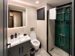 Deluxe-Apartment, Poolblick | Badezimmer