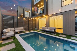 Una piscina al aire libre, una piscina climatizada