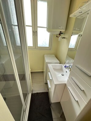 Bathroom - Vrbo Property (Paris)