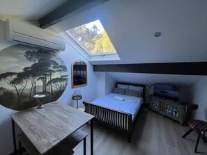 A bedroom with a skylight, a bed, a desk, a chair, and a TV. - NEMO Apartment by Ateya - L'Estaque (Marseille)