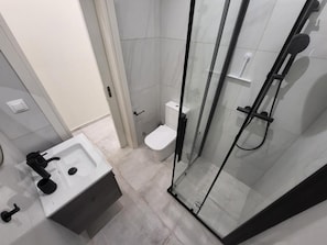 Shower, hair dryer, towels, shampoo - Embassy Studio in Megaro Mousikis (Athina)