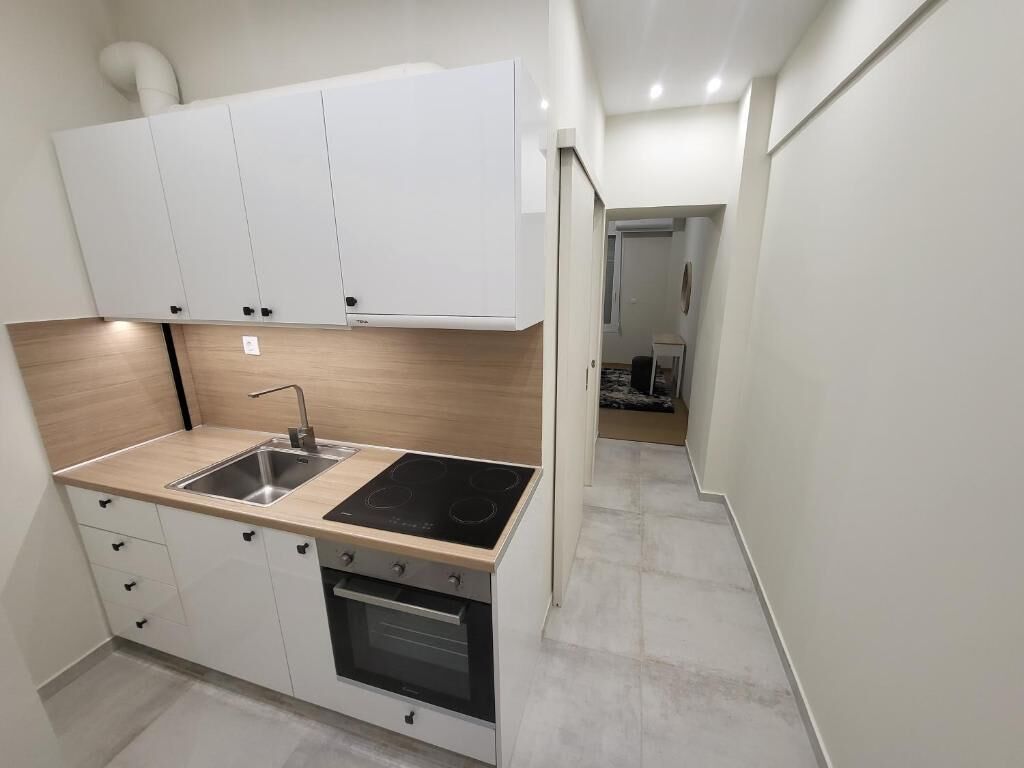 Cafetera i tetera, frigorífic, forn i placa de cuina 