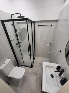 Shower, hair dryer, towels, shampoo - Embassy Studio in Megaro Mousikis (Athina)