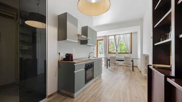 Oven, stovetop, coffee/tea maker, electric kettle