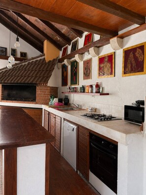 Wasserkocher mit Kaffee-/Teezubehör, Kühlschrank, Mikrowelle, Ofen
