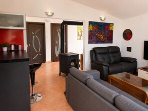 Smart TV, chimenea, libros, estéreo