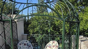 A garden gazebo with white wicker furniture and a decorative metal roof. - Apartment Perla (Dramalj)
