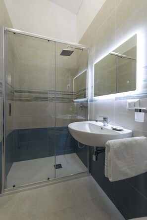 Shower, hair dryer, bidet, towels - Vrbo Property (Basilicata)