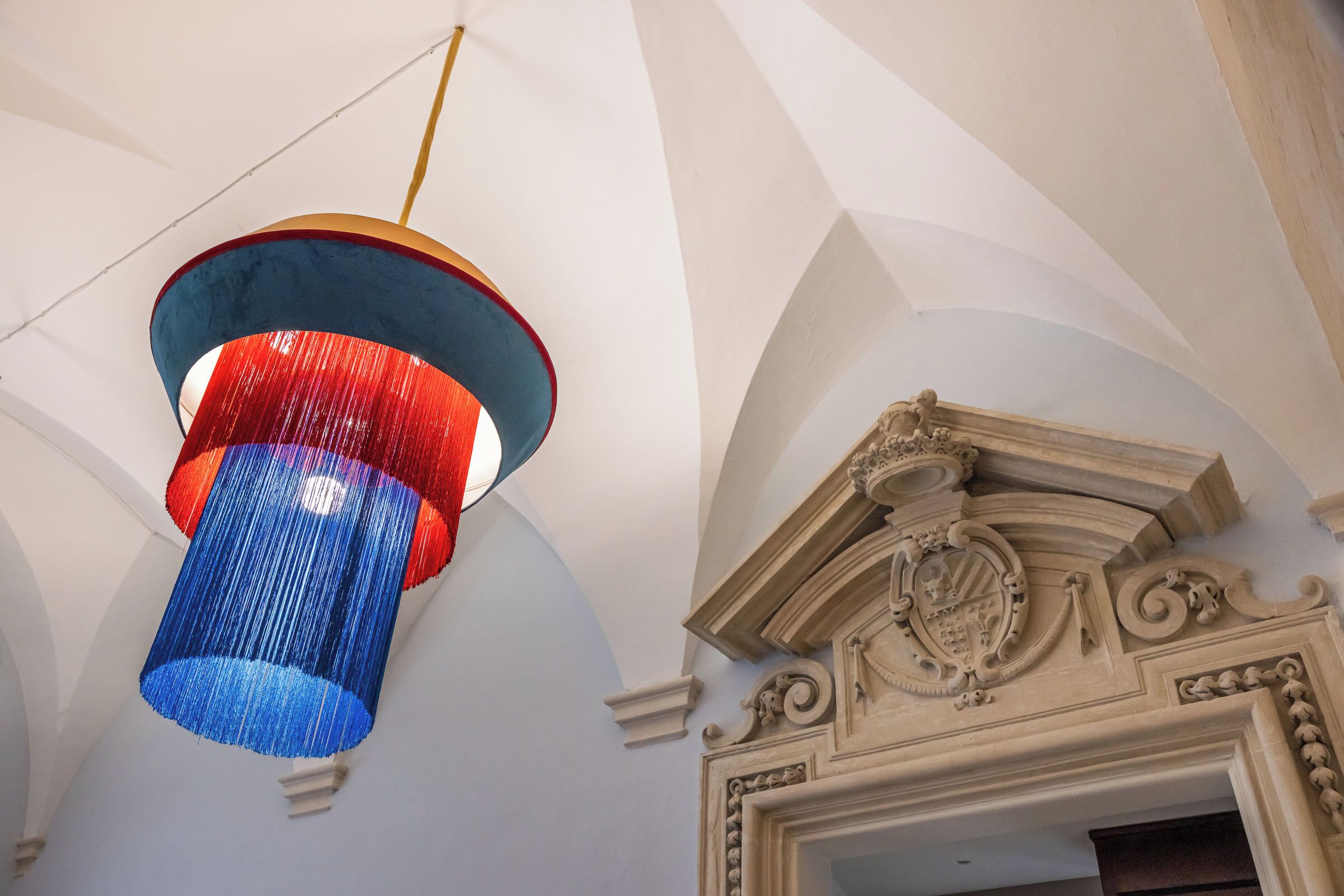 Un lustre aux motifs rouge, blanc et bleu.