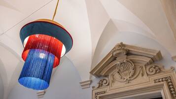 Un lustre aux motifs rouge, blanc et bleu.