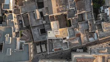 Vista aérea de una zona urbana densamente poblada con construcciones apretadas, calles estrechas y una mezcla de edificios residenciales y comerciales.
