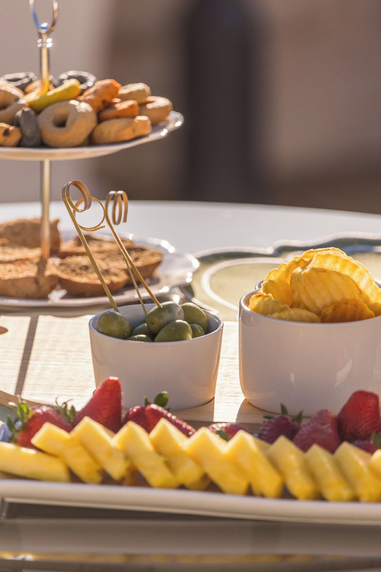 Un bufé con diversos alimentos, como frutas, pasteles y bocadillos.