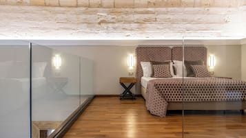 Luxury-Suite, Stadtblick | Zimmersafe, Schreibtisch, laptopgeeigneter Arbeitsplatz