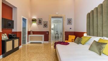 In-room safe, desk, laptop workspace, free WiFi
