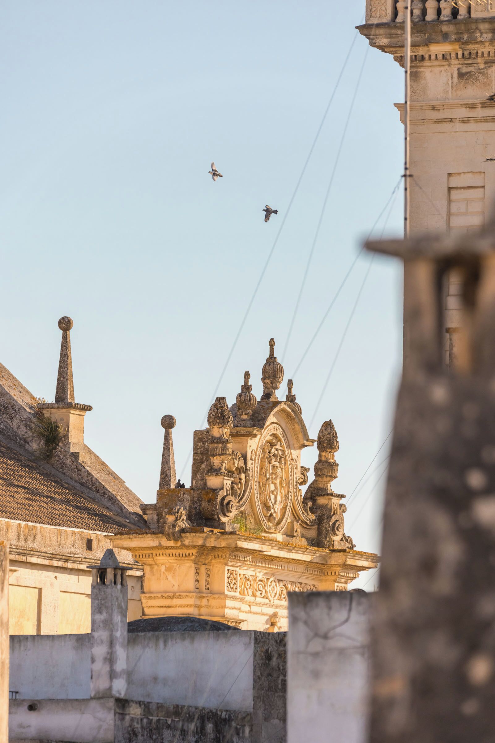 Un edificio histórico con arquitectura ornamentada, que incluye una cúpula destacada y detalles decorativos.