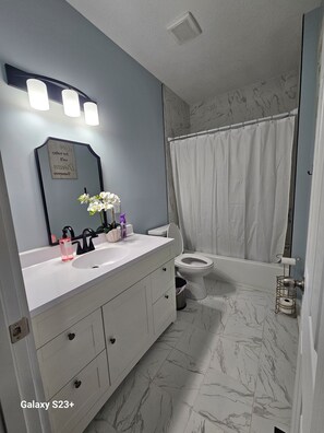 Hair dryer, towels, soap, toilet paper - Minutes to Downtown Omaha & Airport, Fully Equipped Home (Omaha)