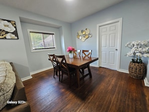 Dining - Minutes to Downtown Omaha & Airport, Fully Equipped Home (Omaha)
