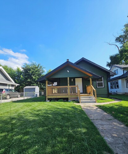 Minutes to Downtown Omaha & Airport, Fully Equipped Home
