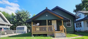 Minutes to Downtown Omaha & Airport, Fully Equipped Home