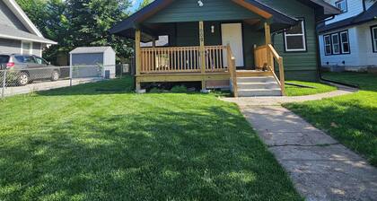 Minutes to Downtown Omaha & Airport, Fully Equipped Home