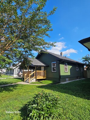 Exterior - Minutes to Downtown Omaha & Airport, Fully Equipped Home (Omaha)