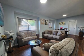 Living area - Minutes to Downtown Omaha & Airport, Fully Equipped Home (Omaha)
