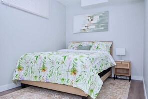 1 bedroom, iron/ironing board, WiFi - Modern Basement Suite w/ Private Entrance (Winnipeg)