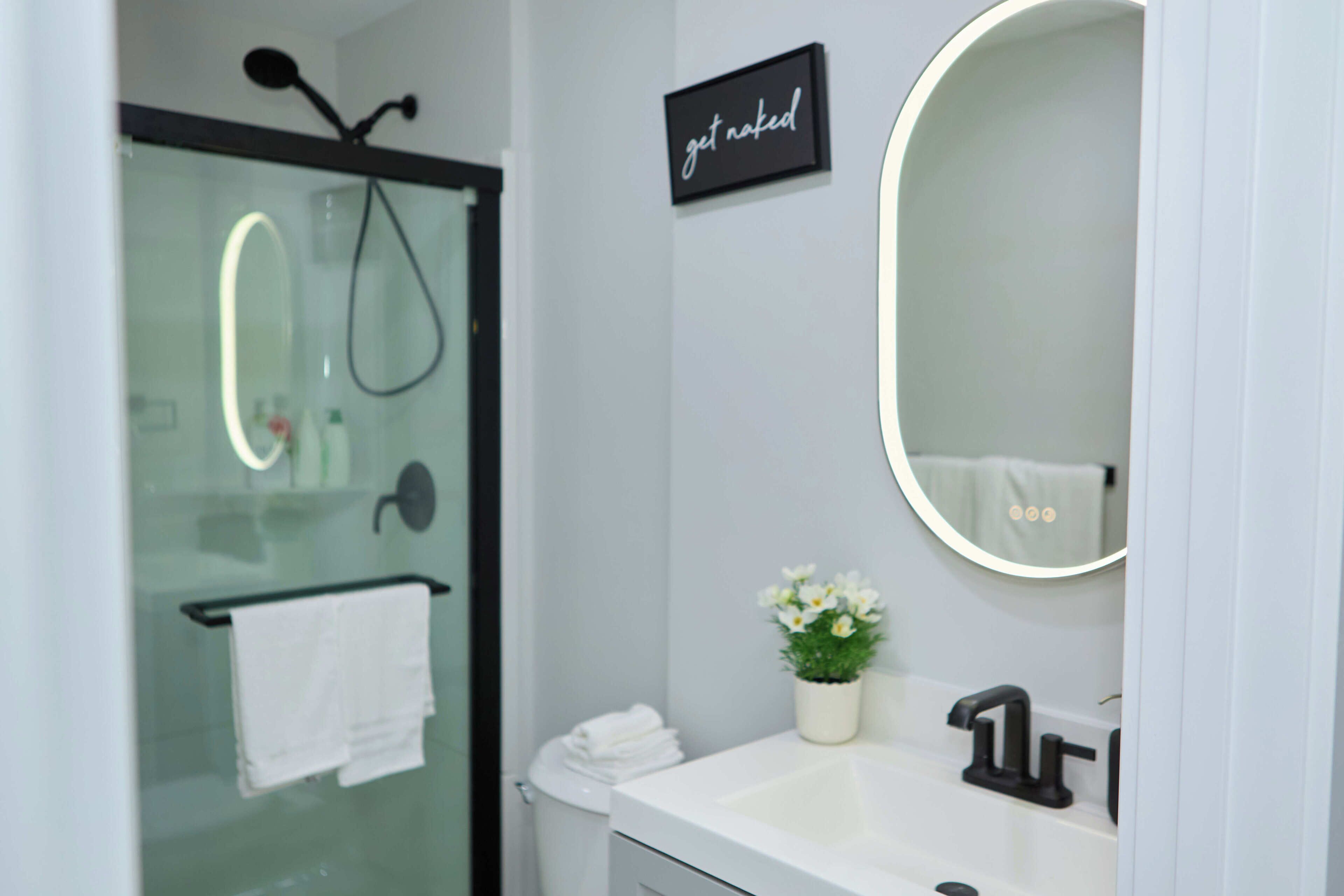 ヘアドライヤー、タオル、石鹸、トイレットペーパー