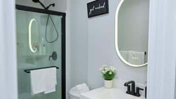 Sèche-cheveux, serviettes fournies, savon, papier toilette