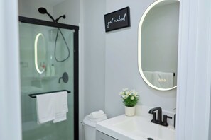 Hair dryer, towels, soap, toilet paper - Modern Basement Suite w/ Private Entrance (Winnipeg)