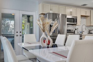 Private kitchen - Delray Retreat - Fire Pit & Near Beach (Delray Beach)