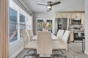 Private kitchen - Delray Retreat - Fire Pit & Near Beach (Delray Beach)