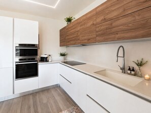 Wasserkocher mit Kaffee-/Teezubehör, Kühlschrank, Mikrowelle, Ofen