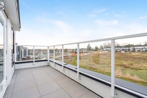 Property grounds - Newly Built 3BR Townhome | Rooftop Patio & Garage (Langley)