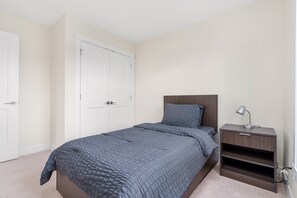 3 bedrooms, iron/ironing board, travel crib, WiFi (free) - Newly Built 3BR Townhome | Rooftop Patio & Garage (Langley)