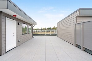 Property grounds - Newly Built 3BR Townhome | Rooftop Patio & Garage (Langley)