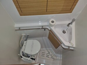 Ein kleines Badezimmer mit Toilette, Bidet und Waschbecken.