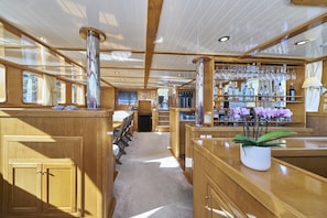 Bar (on property) - Sun-Kissed Sailing Adventure in Split, Croatia (Split)