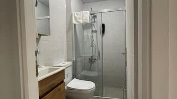 Habitación Confort | Baño | Ducha, secador de pelo, zapatillas y toallas