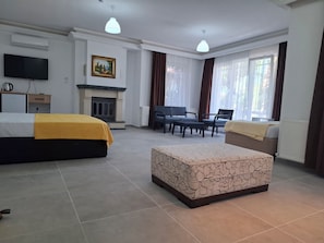 Habitación cuádruple Deluxe, balcón, vista al jardín | Caja de seguridad en la habitación y wifi gratis