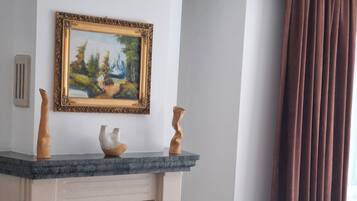 Habitación cuádruple Deluxe, balcón, vistas al jardín | Interior
