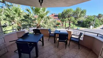 Habitación junior con 2 camas individuales | Restaurante al aire libre
