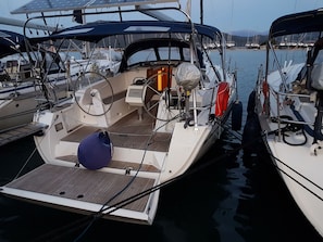 Ein Boot mit Garmin-Navigationssystem, einer blauen Boje und einer Solaranlage.