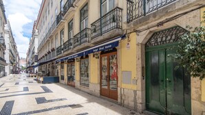A street with buildings, a green door, and a sign for 'Burger Steak House'. - CR2 in Lisboa Ciudad (Lisbon)