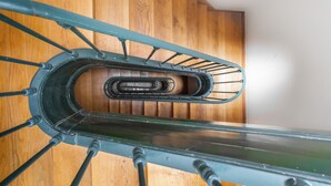 A spiral staircase with a metal handrail and wooden steps. - BI1 in Lisboa Ciudad (Lisbon)