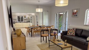 Un salon moderne avec un canapé, une table basse et un coin repas.