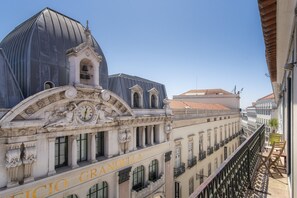 A building with a clock, 'ANDELLA' sign, and balconies. - CH2 in Lisboa Ciudad (Lisbon)