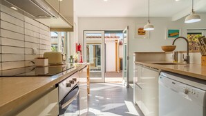 A modern kitchen with a dishwasher, a sink, and a window. - LA1 in Sesimbra With 5 Bedrooms and 4 Bathrooms (Sesimbra)