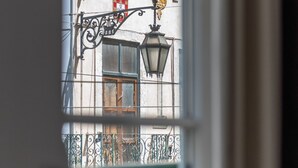 A building facade with a window, a street lamp, and a balcony railing. - FI in Lisboa Ciudad With 2 Bedrooms and 1 Bathrooms (Lisbon)